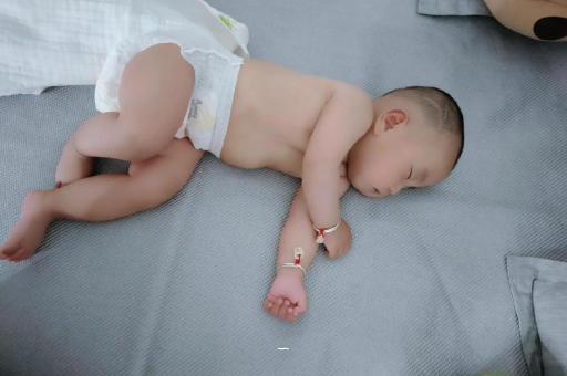 沭阳宝宝胳膊上起红疙瘩